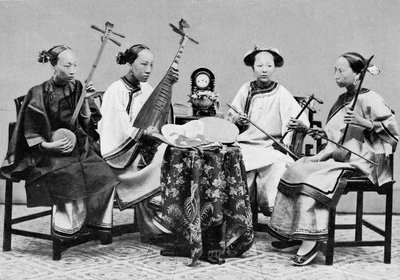 Vrouwelijke muzikanten met traditionele Chinese muziekinstrumenten in Hong Kong, ca. 1885 door Lai Afong